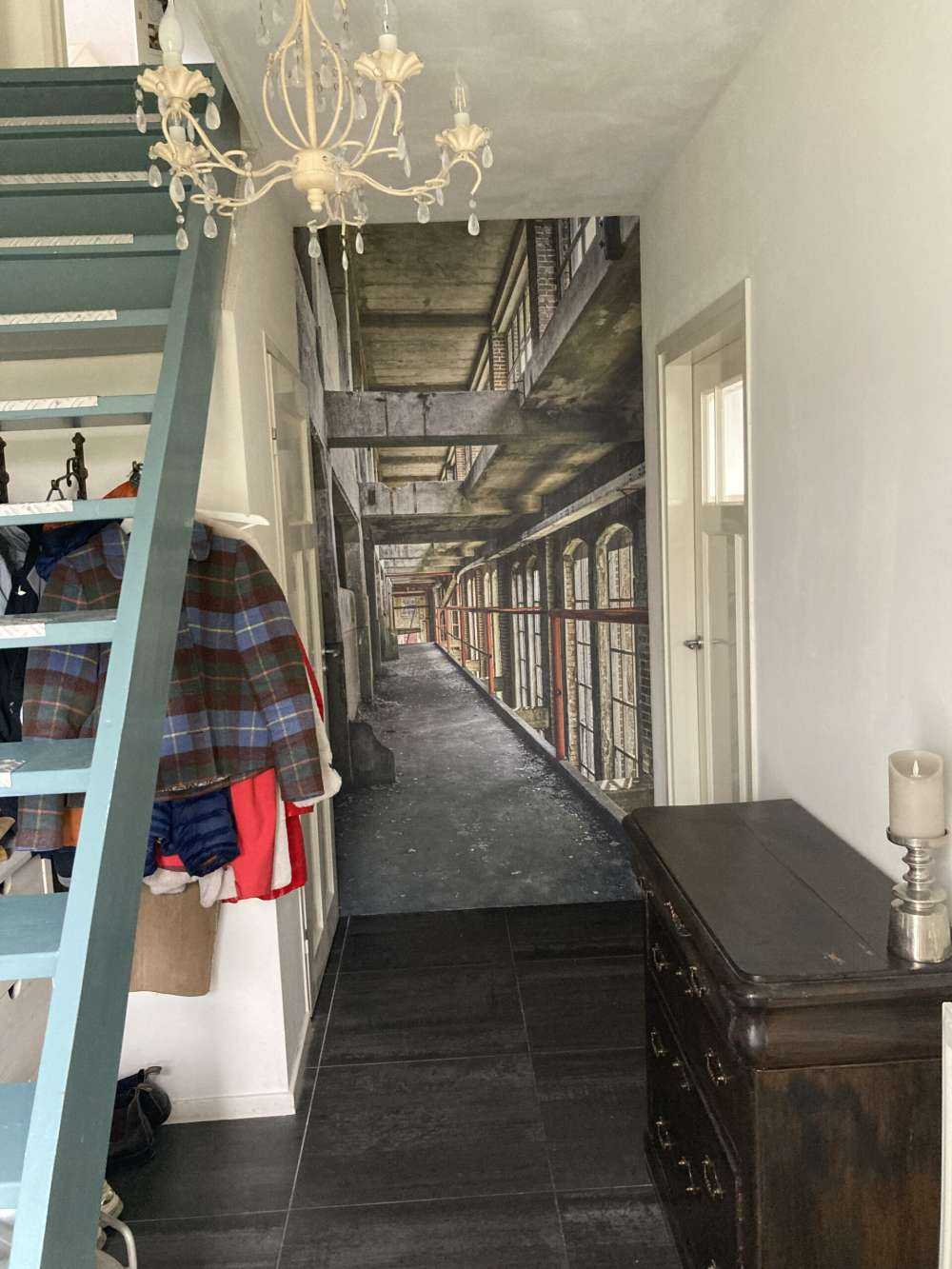 Pasarela en edificio abandonado