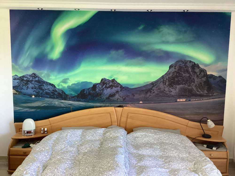 Aurora boreal sobre montañas nevadas