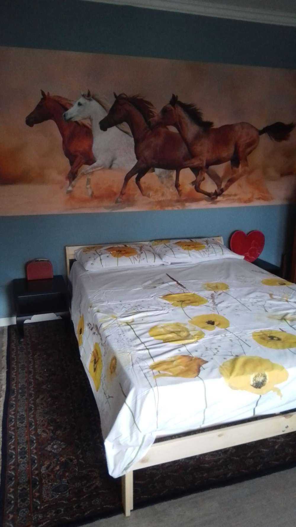 Caballos al galope en una tormenta de arena