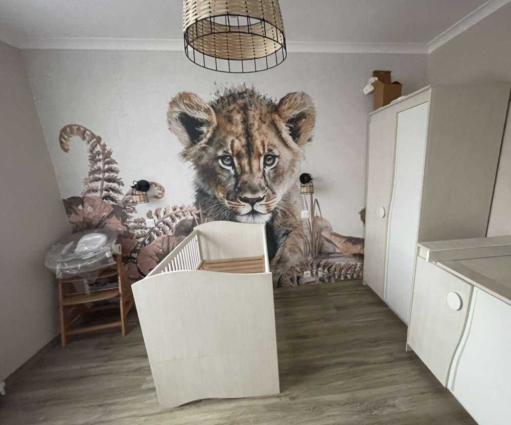 Bebé león en la jungla topo