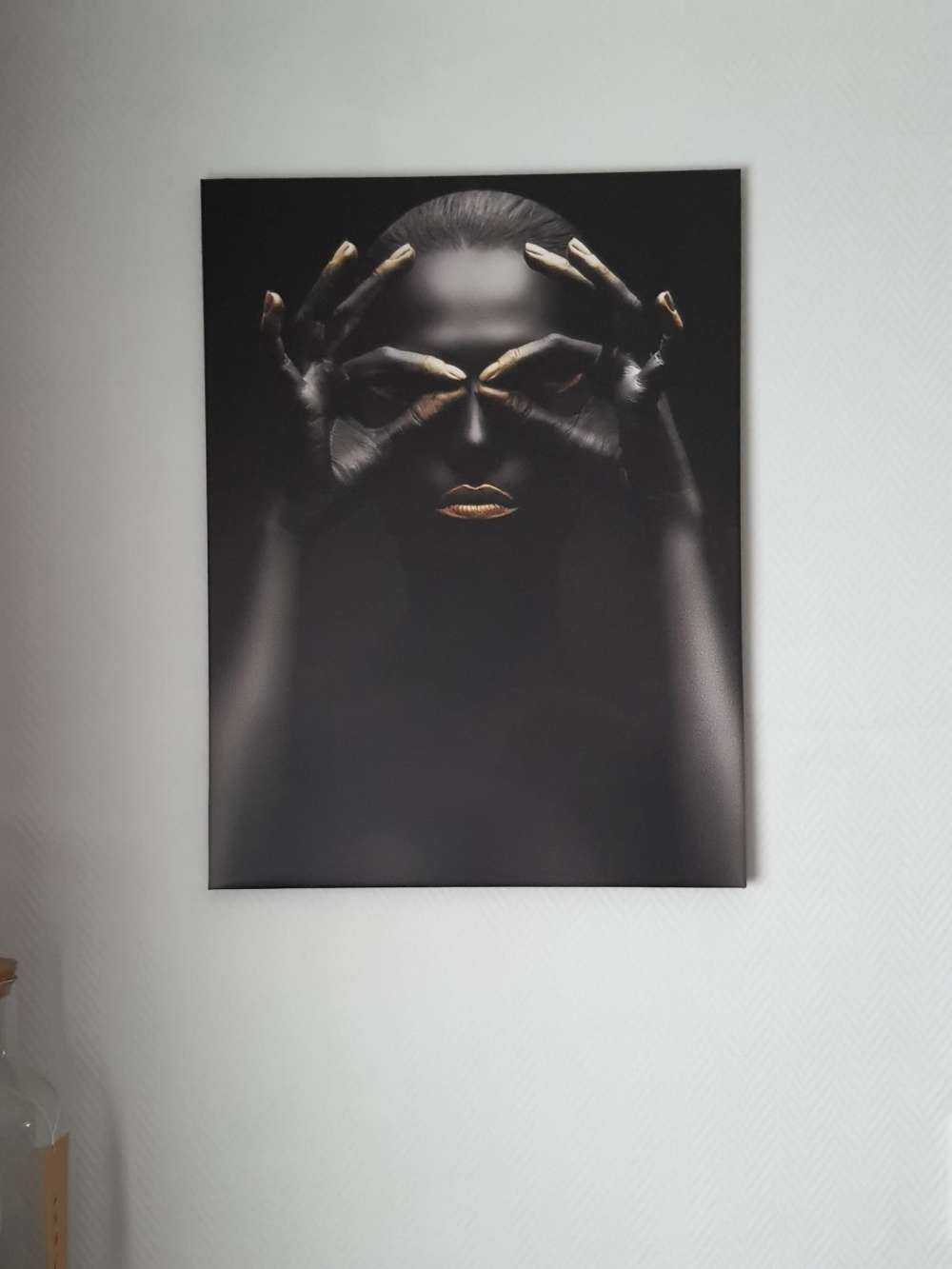 Mujer pintada de negro