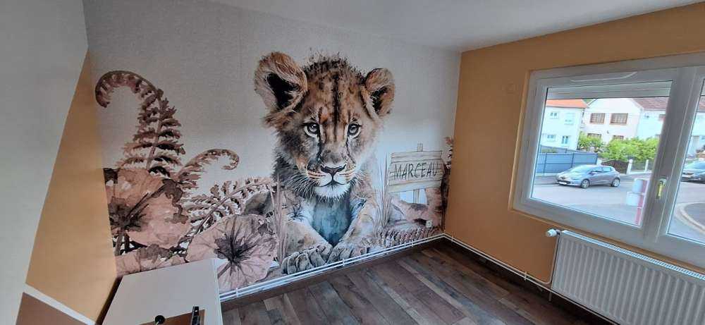 Bebé león en la jungla topo