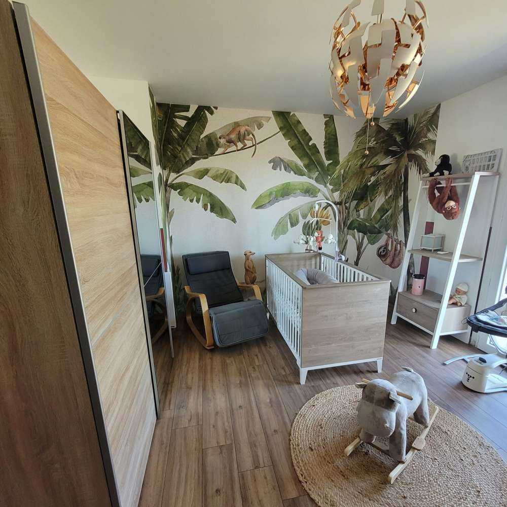 Selva con animales de colores