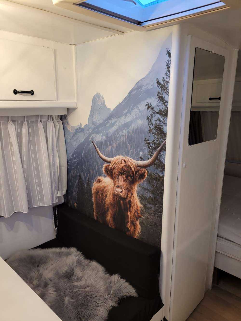 Una vaca escocesa entre los árboles