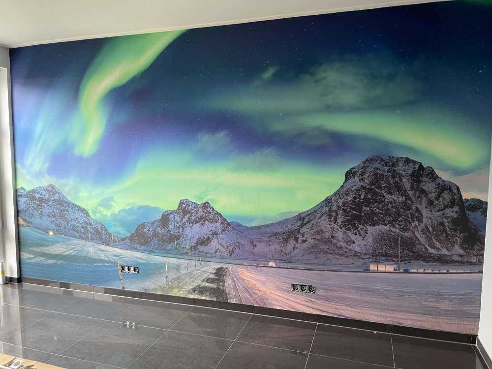 Aurora boreal sobre montañas nevadas