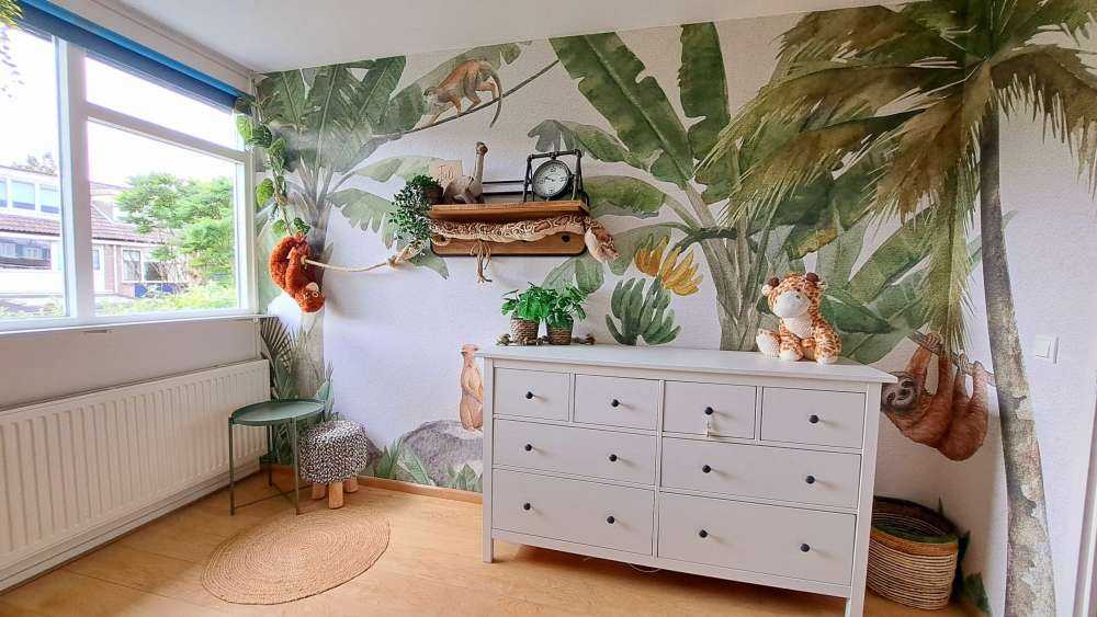 Selva con animales de colores