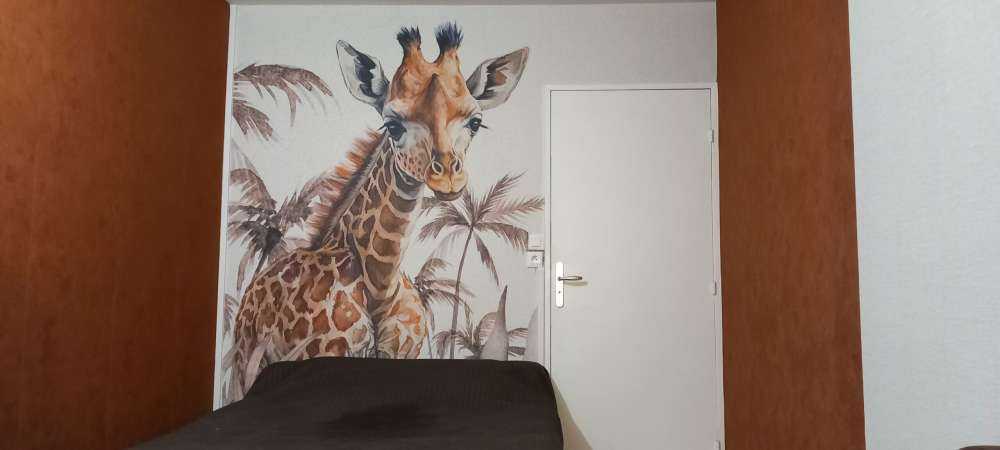 Jirafa bebé en la jungla topo