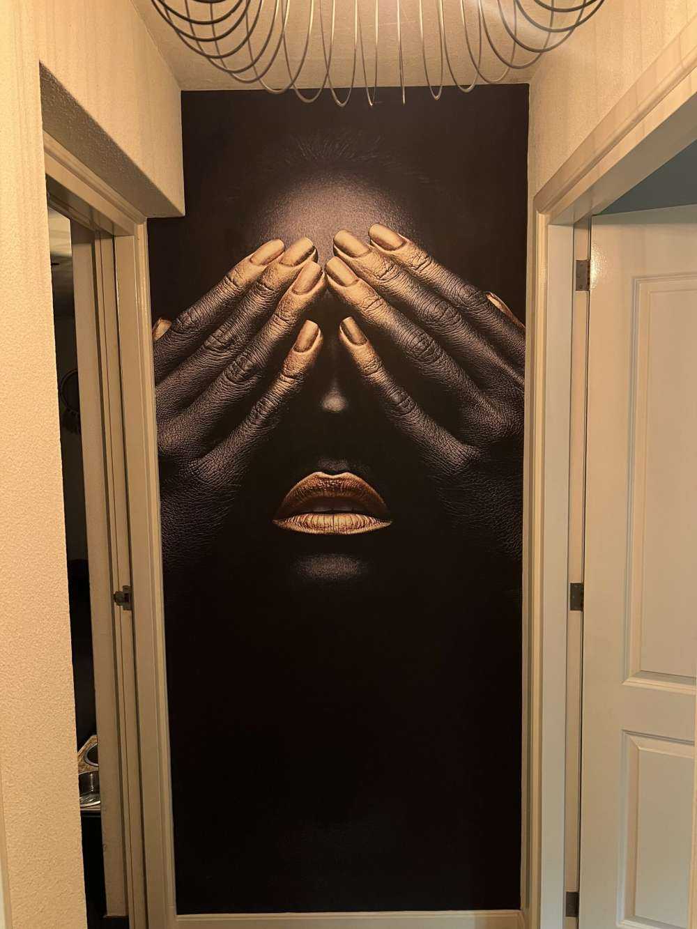 Mujer con las manos ante los ojos