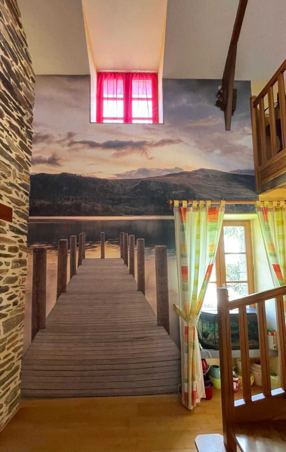 Embarcadero de madera en un lago