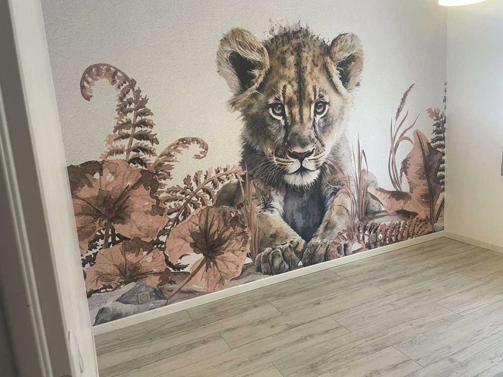 Bebé león en la jungla topo