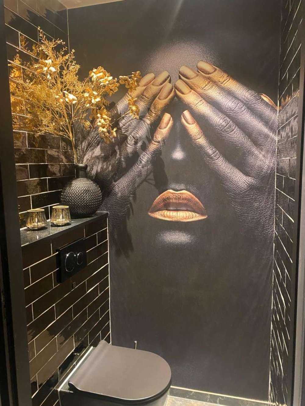 Mujer con las manos ante los ojos
