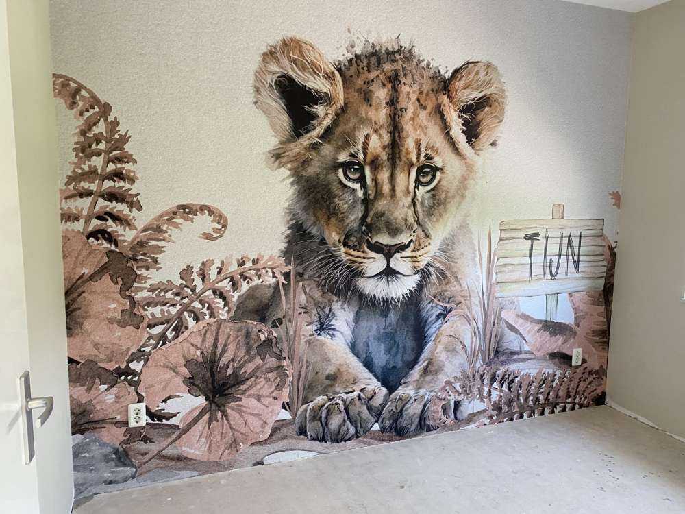 Bebé león en la jungla topo