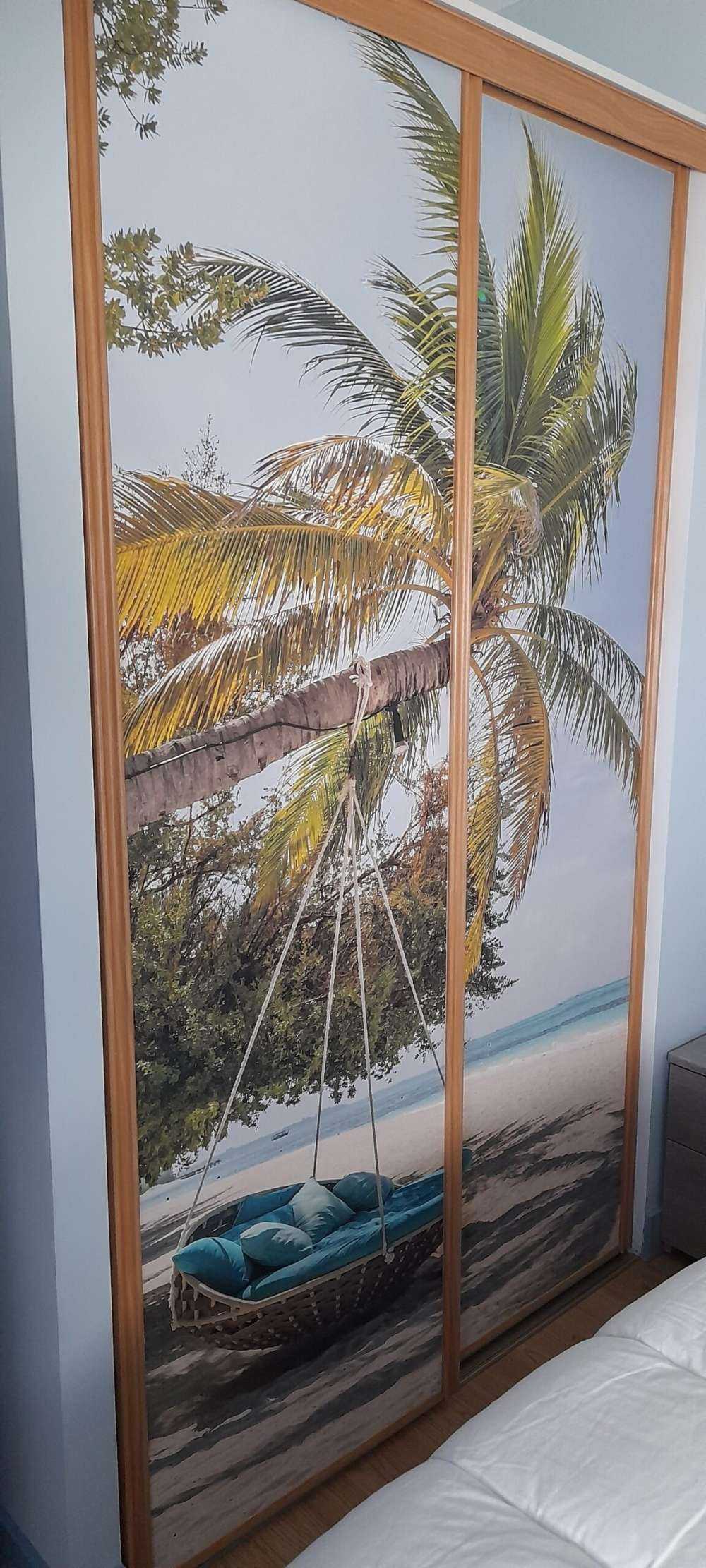 Playa tropical con columpio