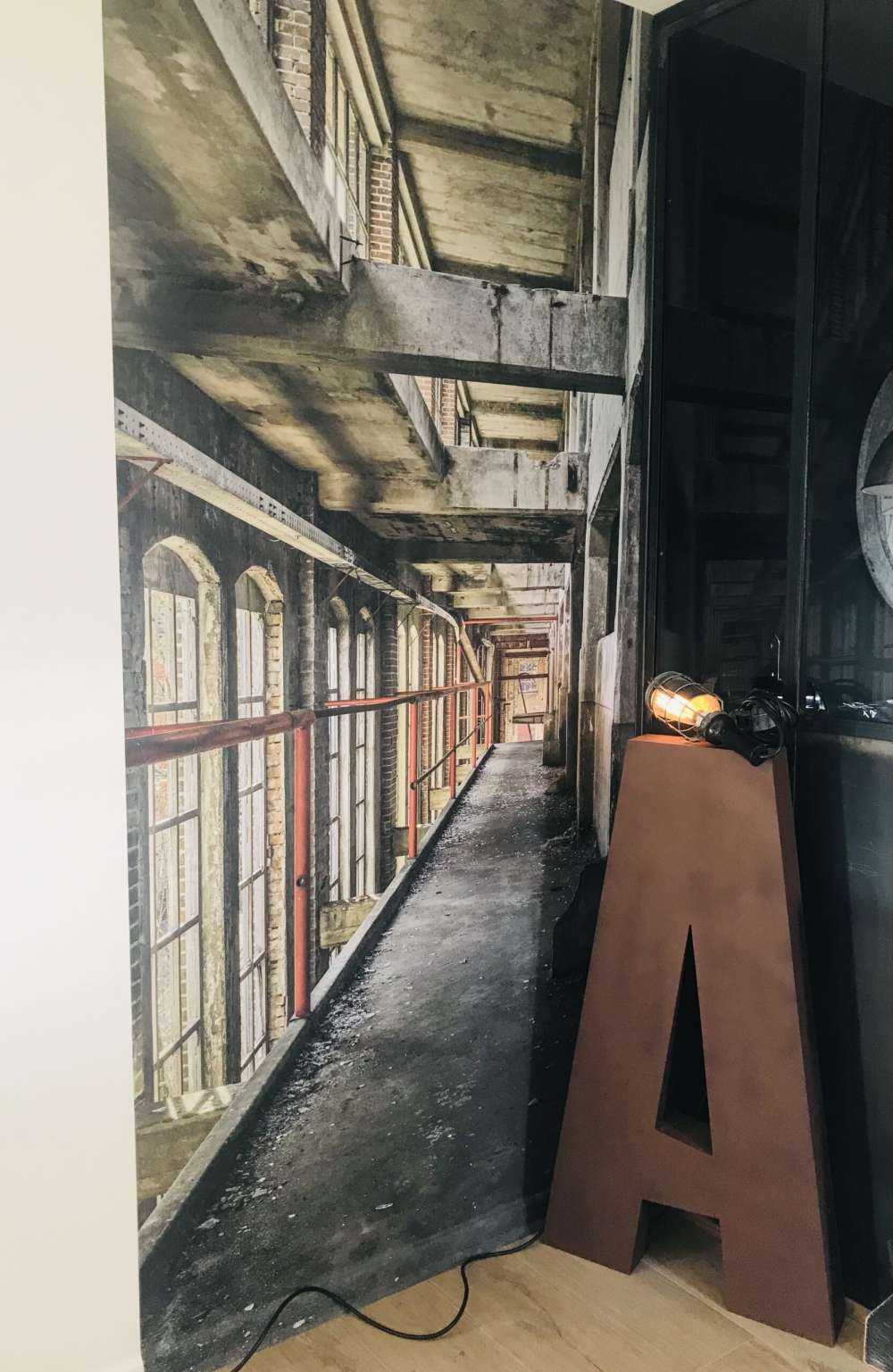 Pasarela en edificio abandonado