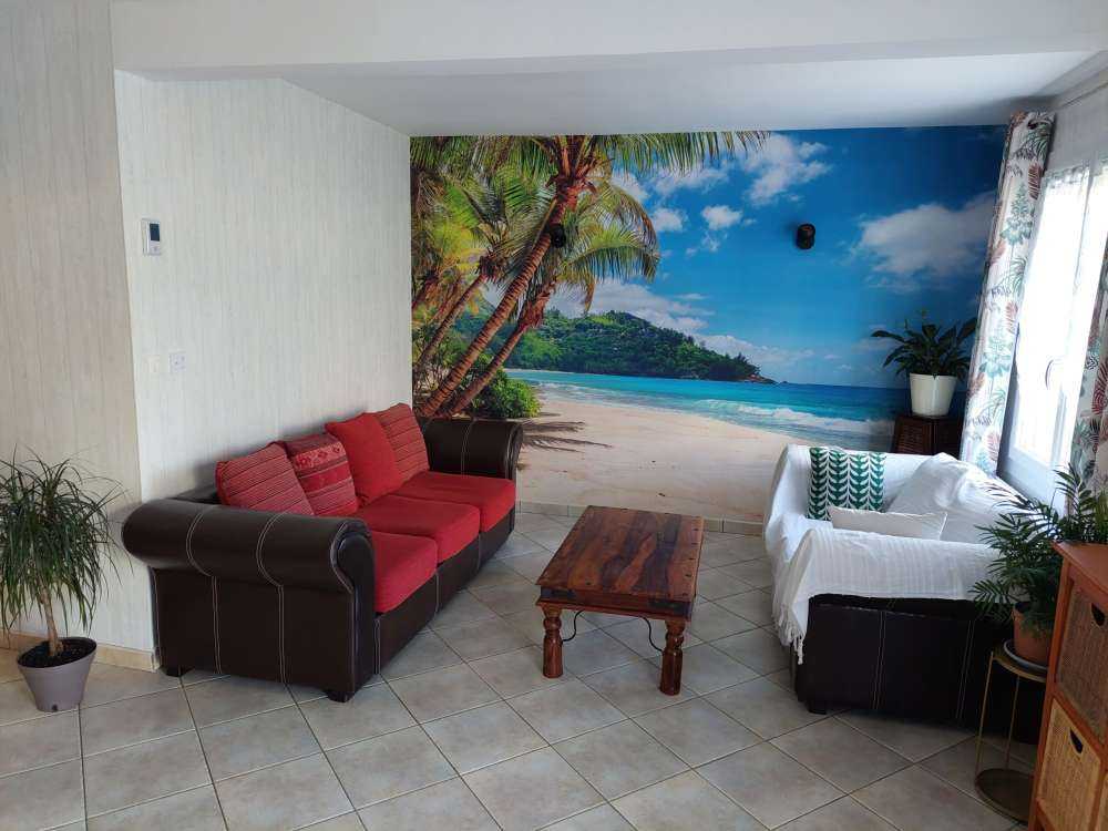 Hermosa playa con palmeras