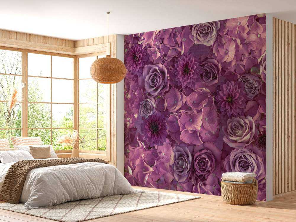 Hortensias, rosas y dalias moradas