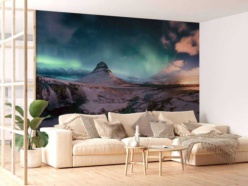 Kirkjufell con aurora boreal