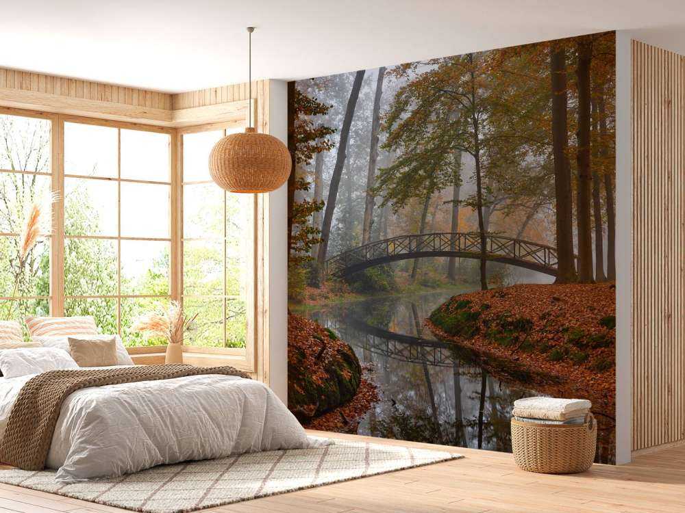 Puente en el bosque de otoño