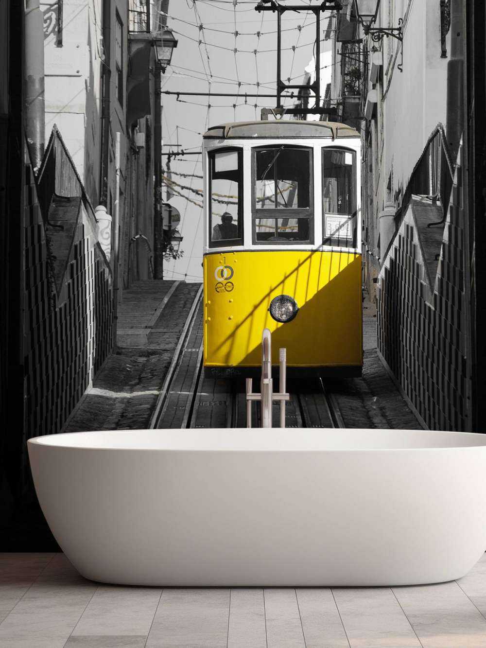 Tranvía negro y blanco amarillo