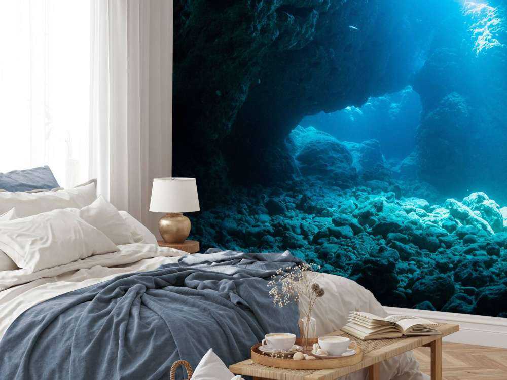 Cueva oscura en el océano
