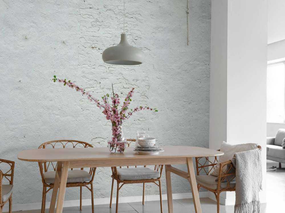 Pared con estuco blanco y anclajes de pared