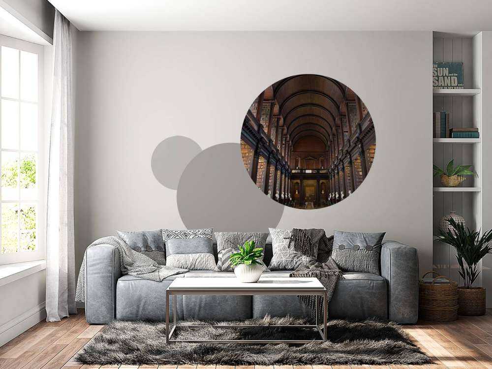Sala de libros clásica con arcos