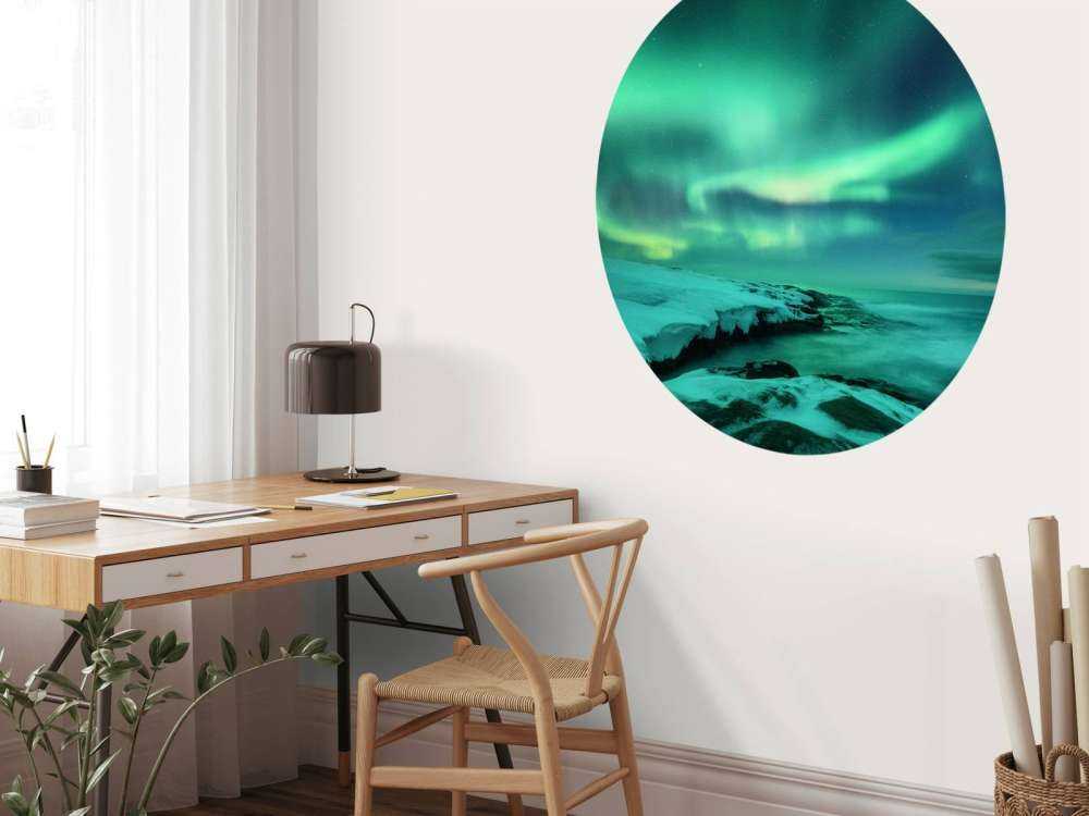 Aurora boreal verde sobre rocas nevadas