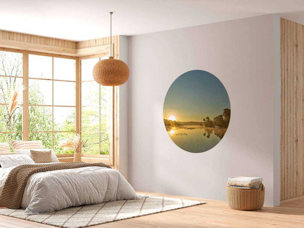 Amanecer en un lago del bosque