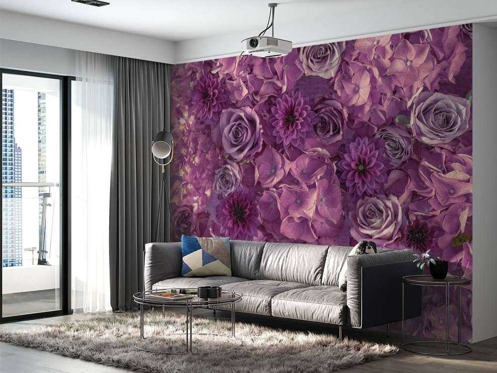 Hortensias, rosas y dalias moradas