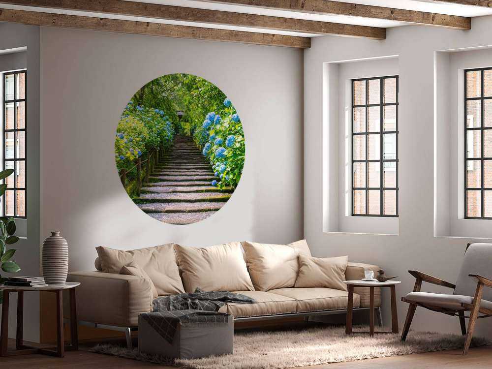 Escalera entre hortensias