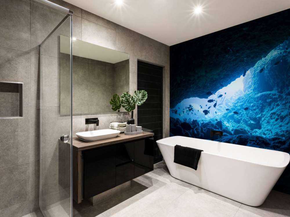 Cueva estrecha con peces