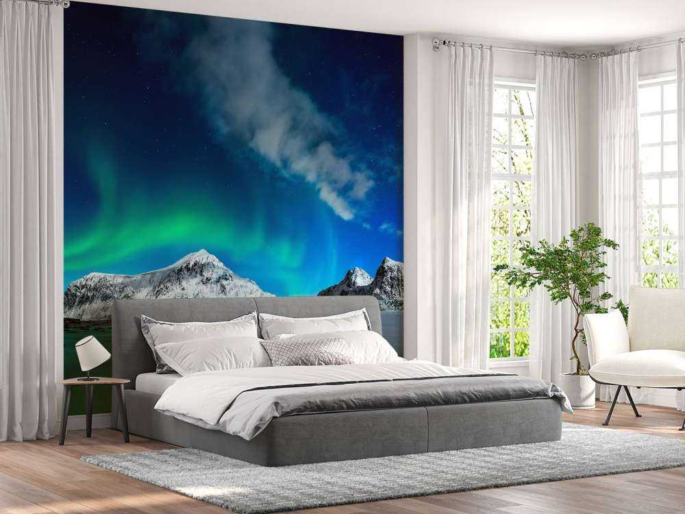 Aurora boreal sobre las montañas