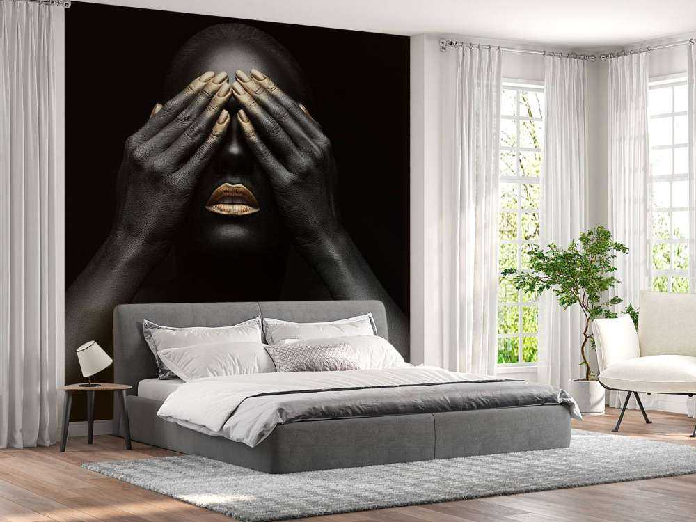 Mujer con las manos ante los ojos