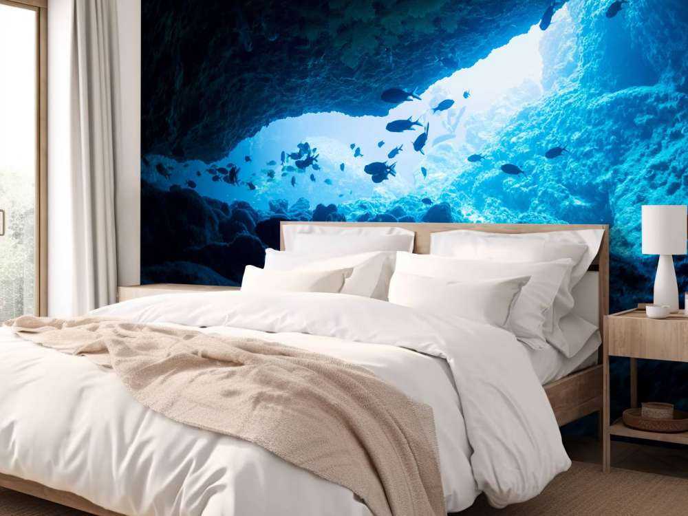 Cueva estrecha con peces