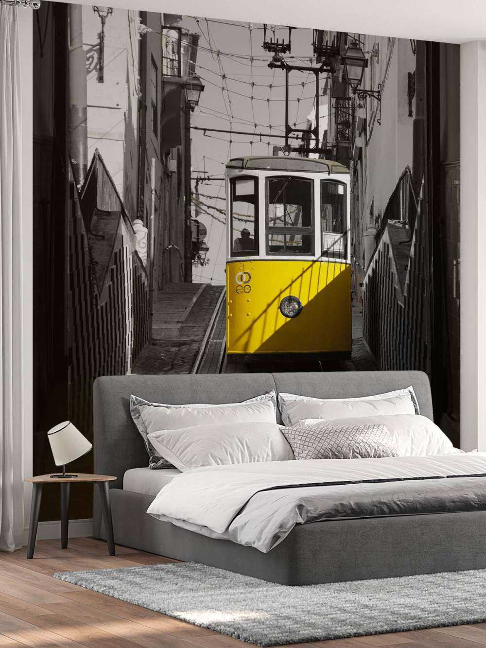 Tranvía negro y blanco amarillo