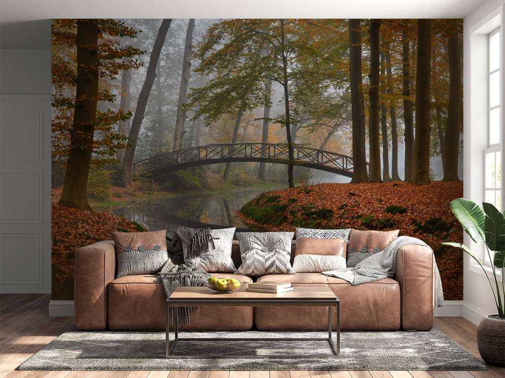Puente en el bosque de otoño