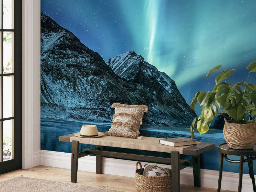 Aurora boreal verde sobre las montañas