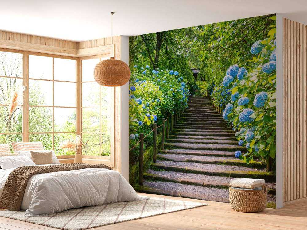 Escalera entre hortensias