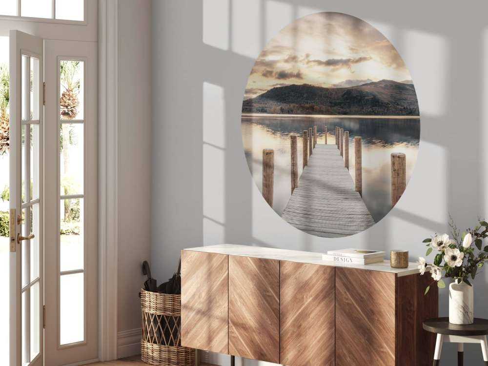 Embarcadero de madera en un lago