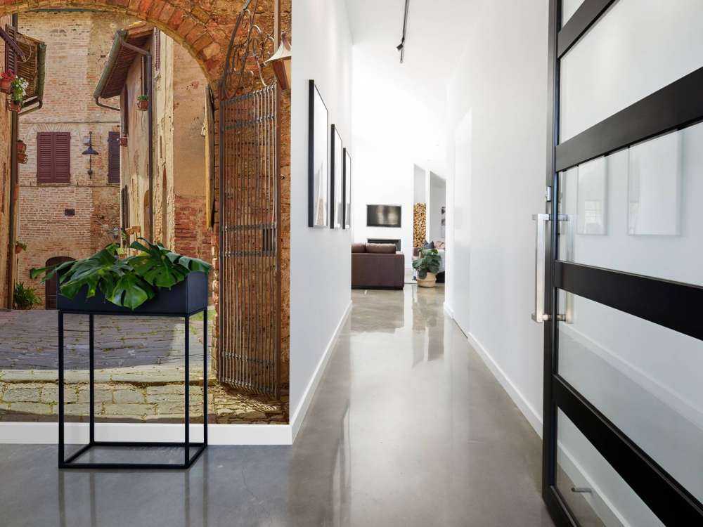 Calle con arco y puerta