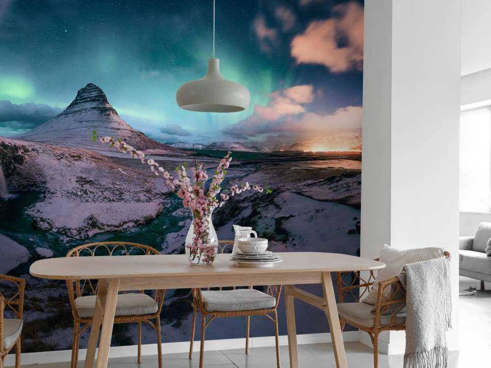 Kirkjufell con aurora boreal