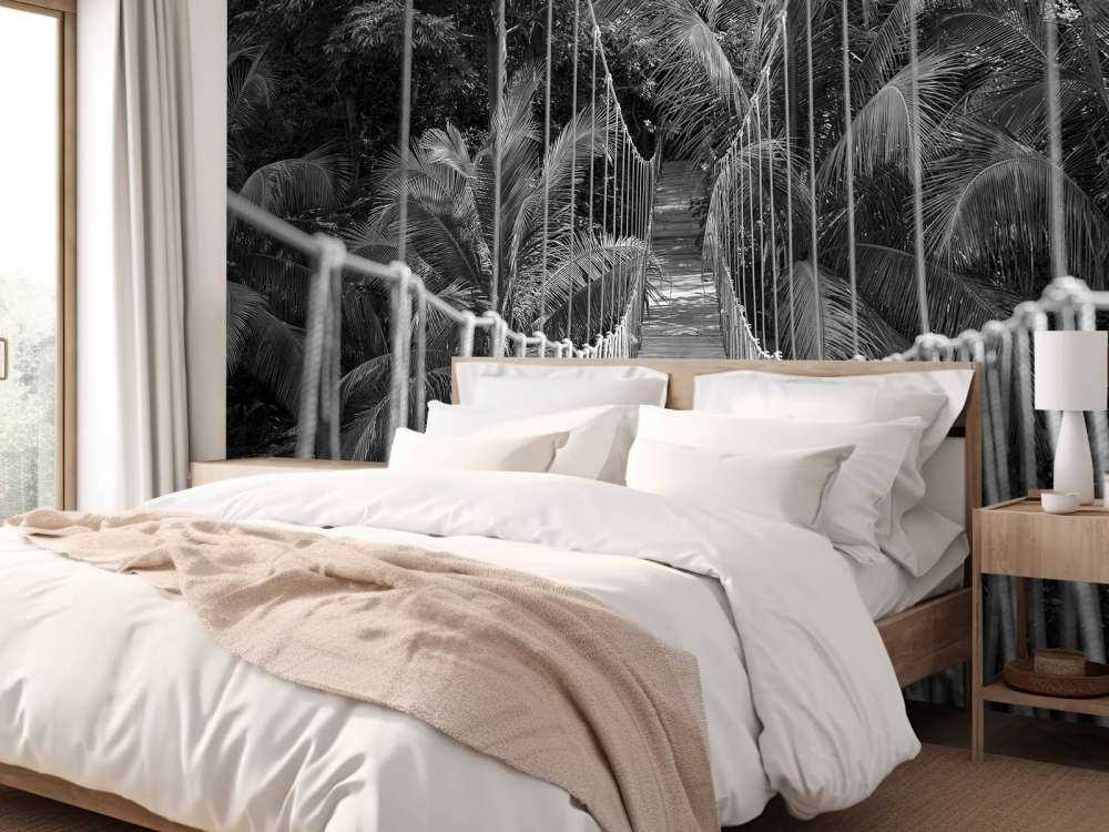 Puente de madera entre las palmeras