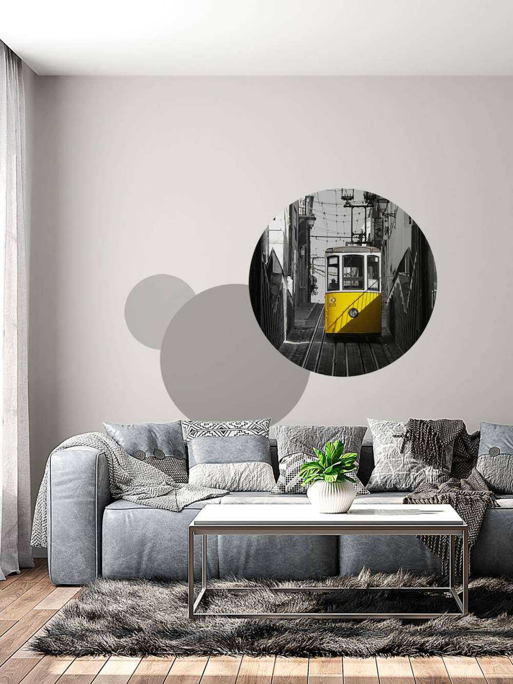 Tranvía negro y blanco amarillo