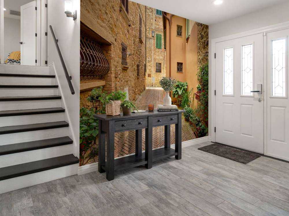 Calle con plantas y flores