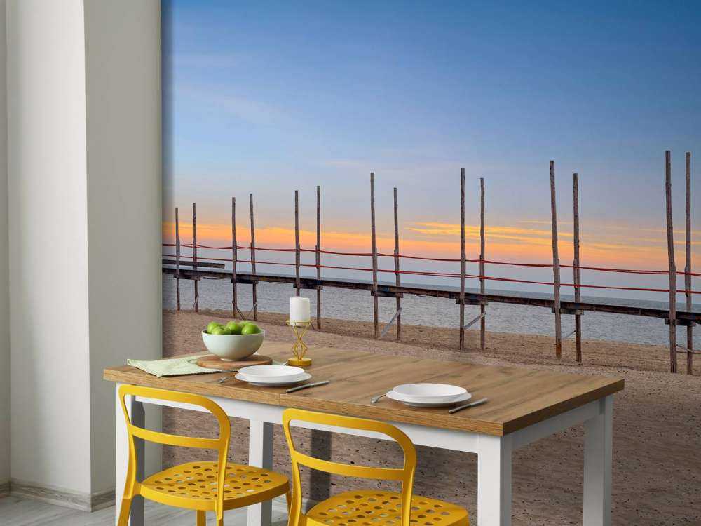 Muelle largo con postes de madera