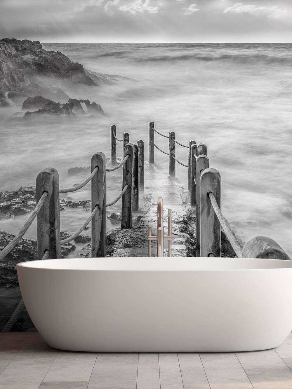 Puente de madera hacia la niebla