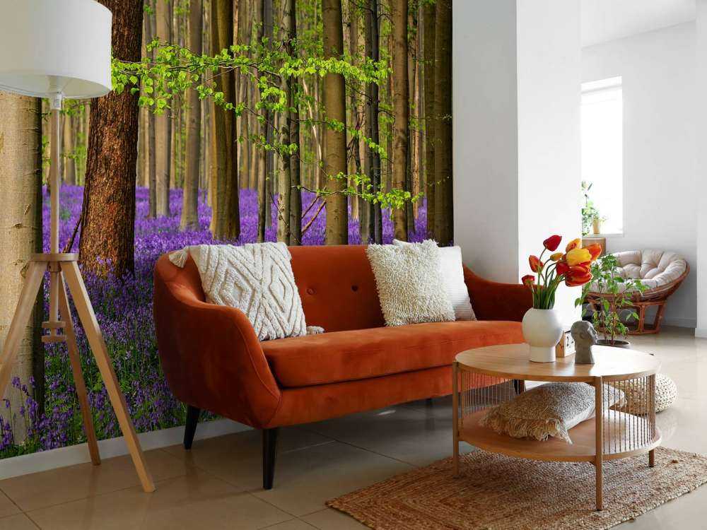 Bosque con flores moradas
