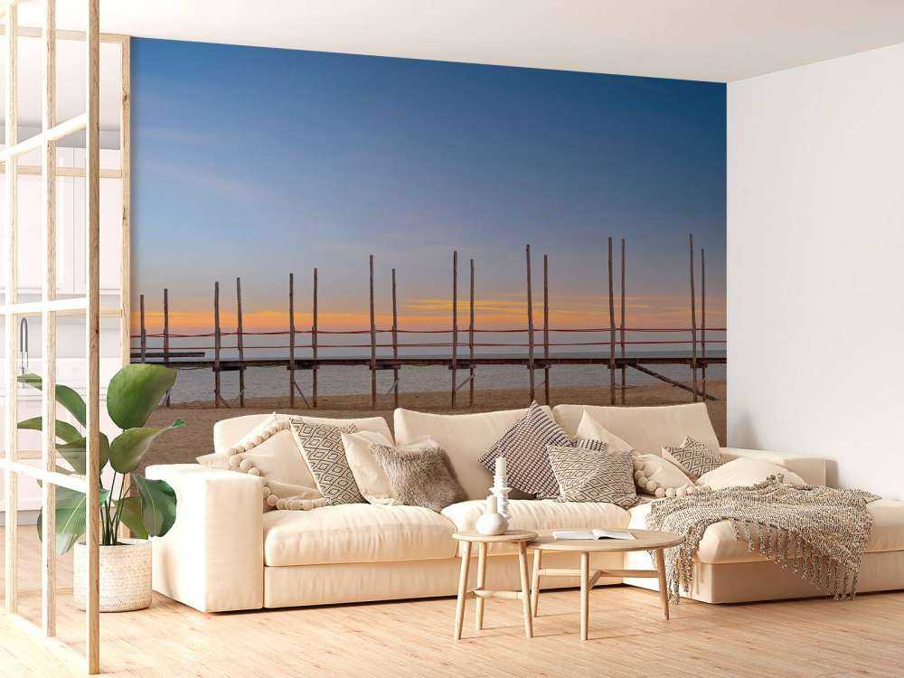 Muelle largo con postes de madera