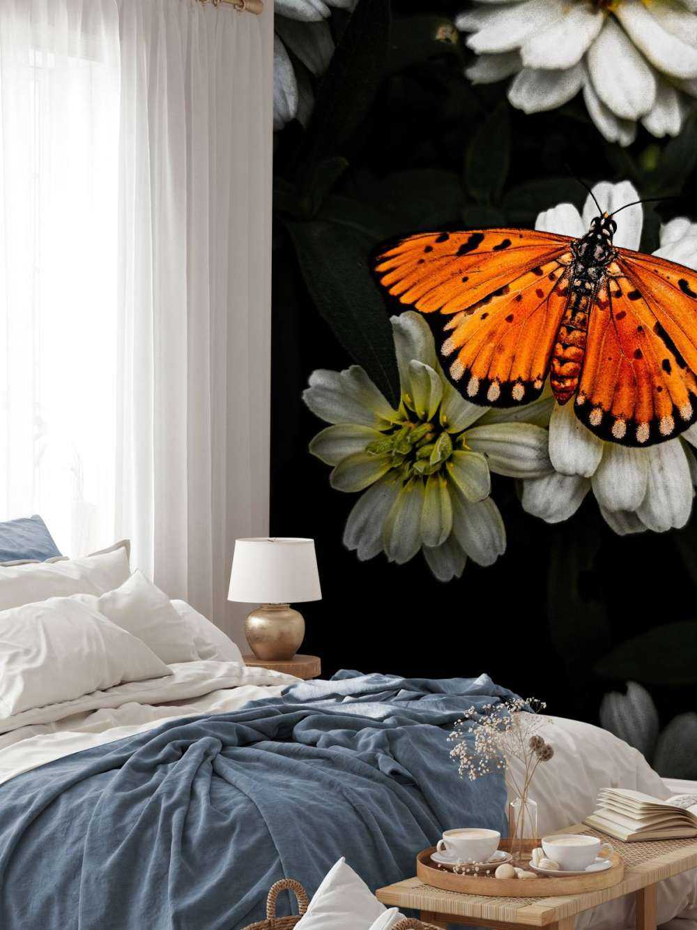 Mariposa monarca en una flor