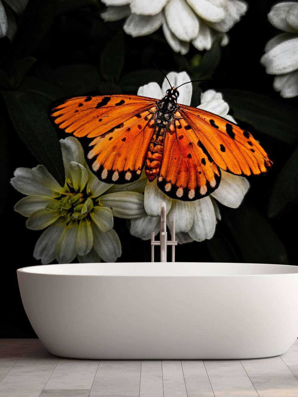 Mariposa monarca en una flor